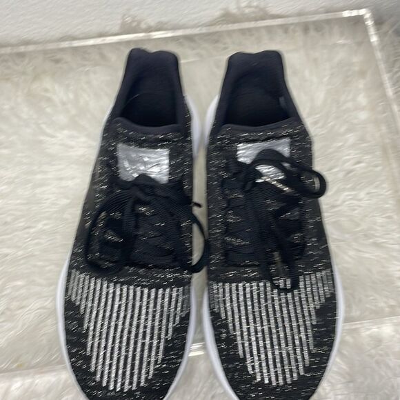 Adidas Women's Swift Run Sneaker | Black/Silver Metallic | size 8.5 - Picture 6 of 10